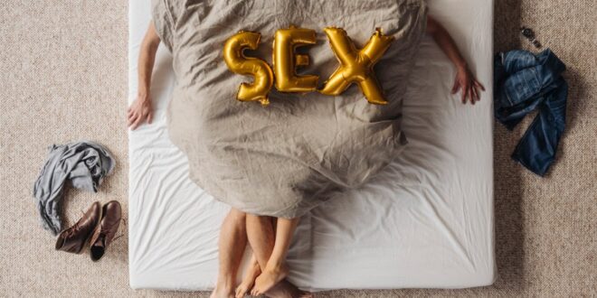 yatakta seksi sesler